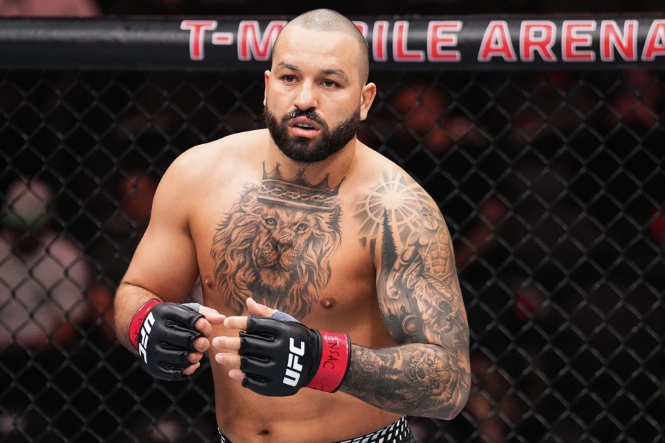 Хокит готовится к бою с Льюисом на UFC Freedom 250