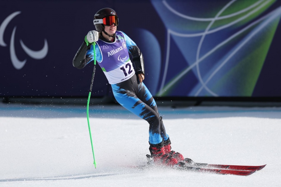 горнолыжница в скоростном спуске в тумане