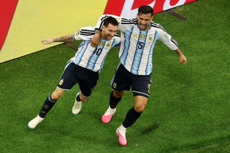 Parades giải thích lý do các cầu thủ Argentina nâng Messi lên sau khi