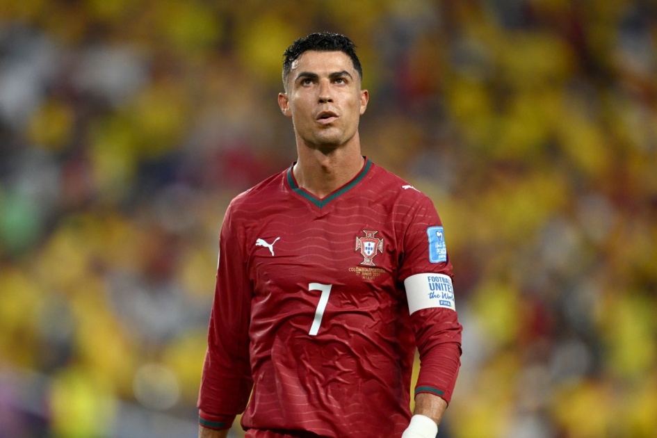Ronaldo neemt pauze op koffer tijdens waterbreak in duel Spanje -