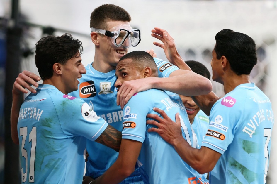 футболисты обнимаются после забитого гола, радость победы