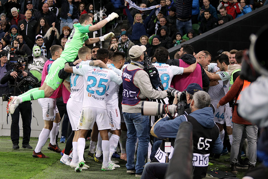 молодые футболисты празднуют гол на стадионе