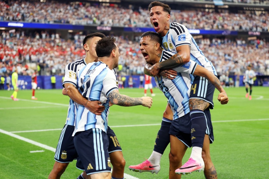 Messi mist vroege strafschop maar beslist duel: Argentinië verslaat Oostenrijk 2-0 en leidt groep J
