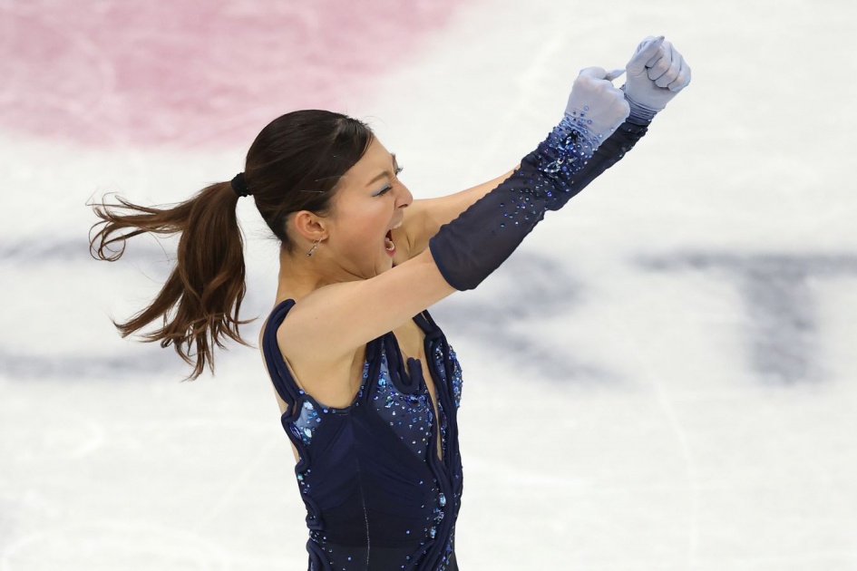 фигуристка в центре льда после выступления