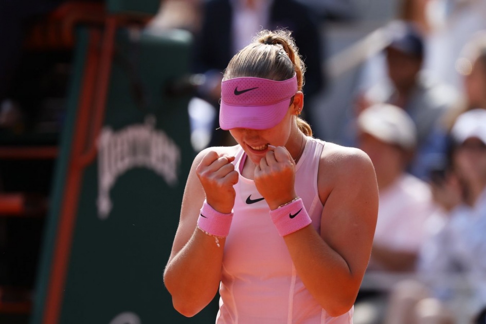 Андреева обыграла Хвалиньску и выиграла Roland Garros — 6:3, 6:2