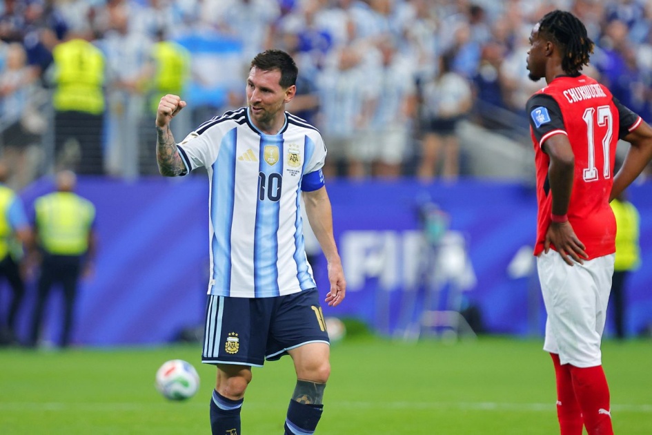 "Messi's goal should not have been validated." Schmeichel on the Argentine's first goal