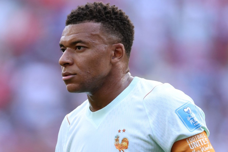 Senator Paraguay đe dọa Mbappé bằng kiện cáo sau phát ngôn đáp trả
