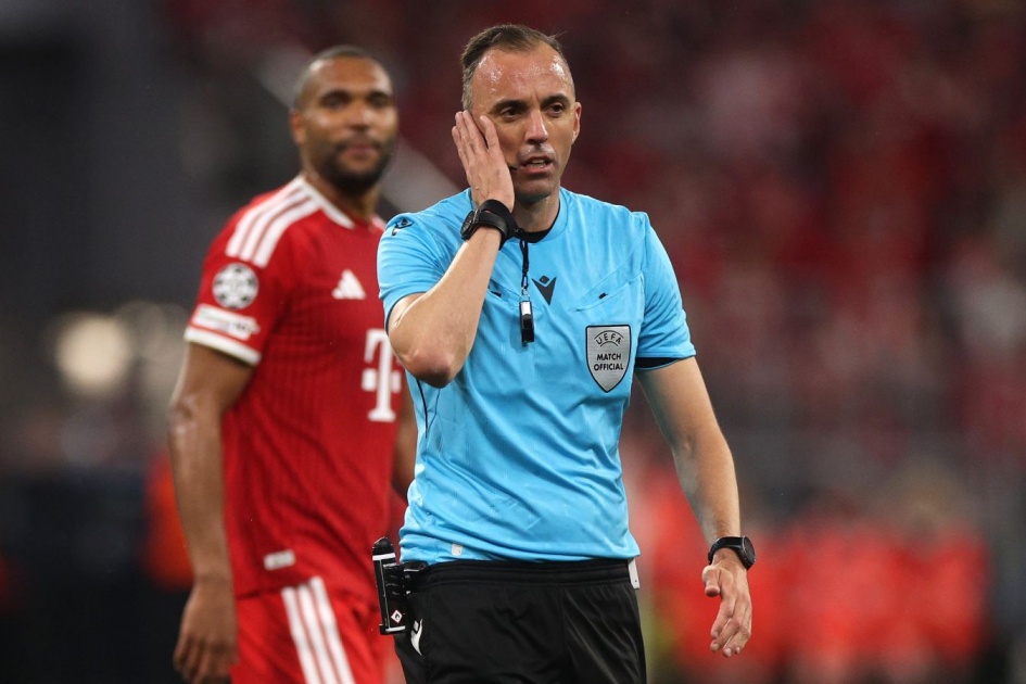 Portuguese referee controls the Argentina - Switzerland match at