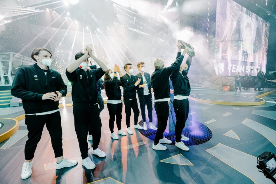 команда киберспортсменов празднует победу