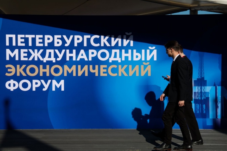 Россия и Индонезия представили совместный гоночный болид на ПМЭФ