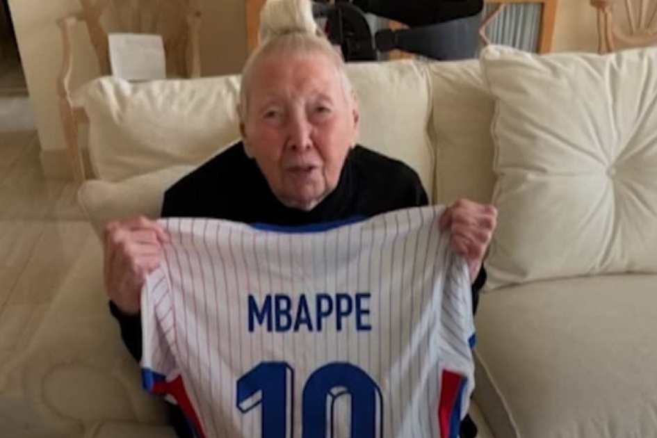 Сборная Франции подарила футболку Мбаппе 96-летней болельщице