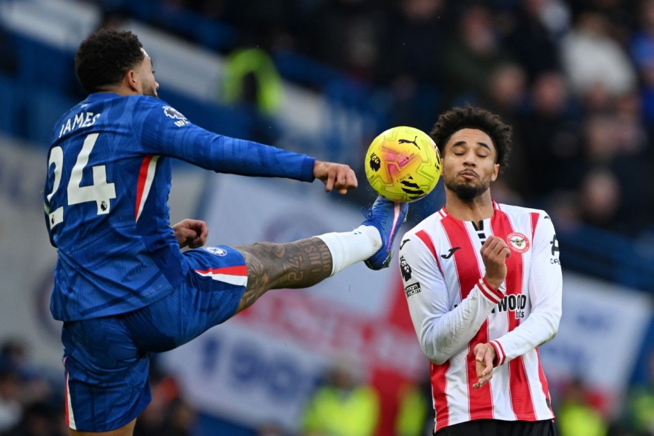 футболисты в напряженном моменте матча