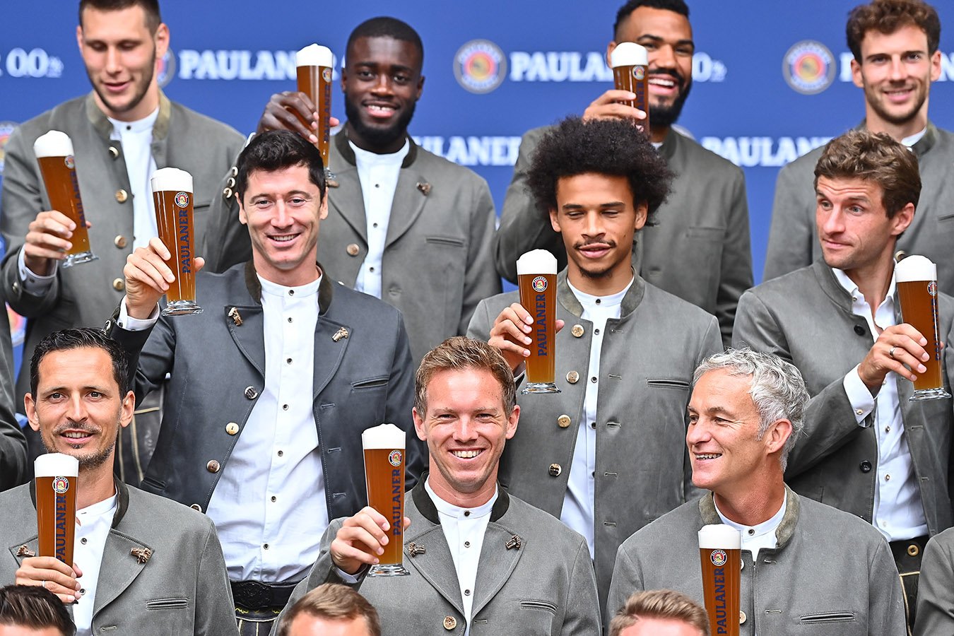 Пиво после 11. FC Bayern Paulaner. Спортсмены пьют напиток перед матчем.