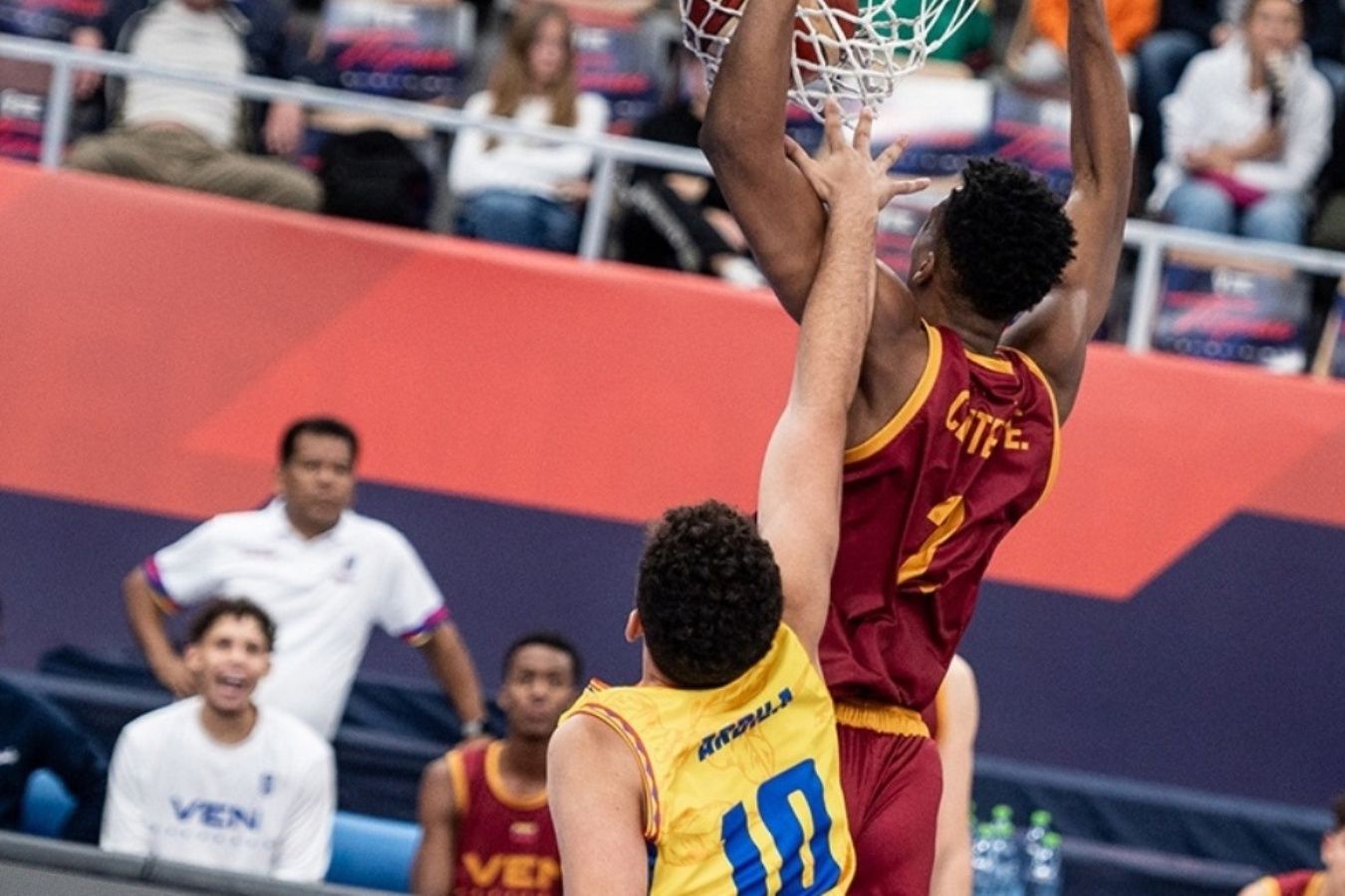 Венесуэла и колумбия кулаки. Колумбия венесуэла кубок дружбы. Колумбия венесуэла кубок дружбы. Колумбия венесуэла кубок дружбы. Вратарь сборной венесуэлы.