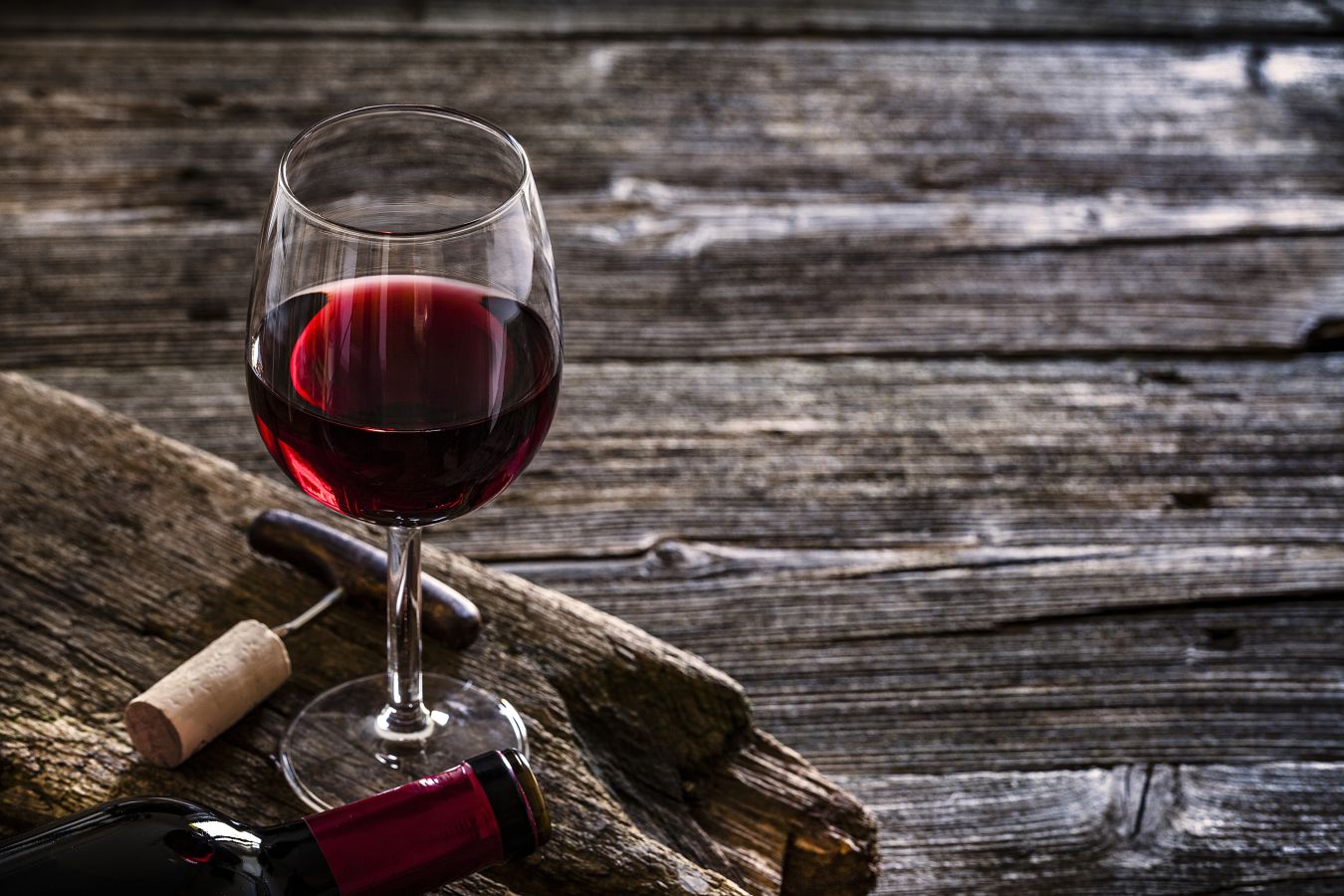 Красное вино болит голова. Красное вино. Красное вино в бокале. Бокал вина на природе. Бокал пробка для вина.