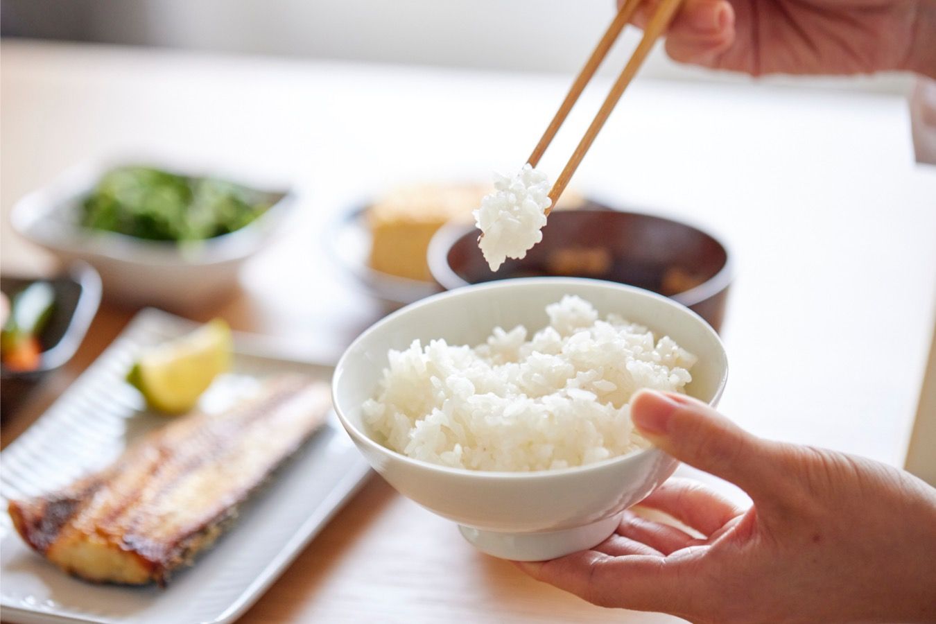 Для чего нужно есть рис. Ест рис. Эксперимент с рисом. Рисовый разгрузочный день. С чем есть рис.