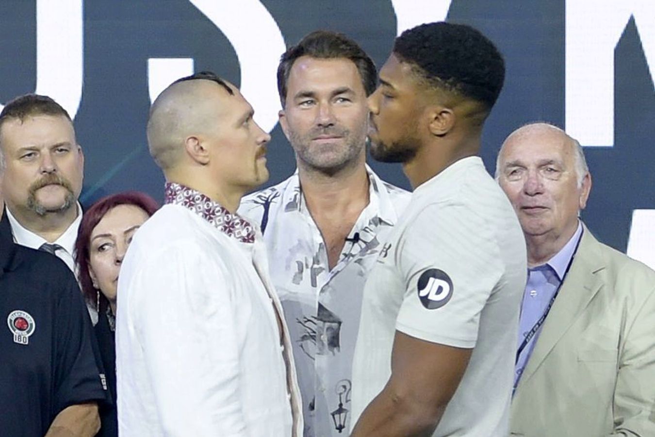 Стерлинг чемпион юфс. Усик джошуа. Магомед исмаилов минеев бой. Прямой эфир реванш. Корнелиус уайт боксер фото.