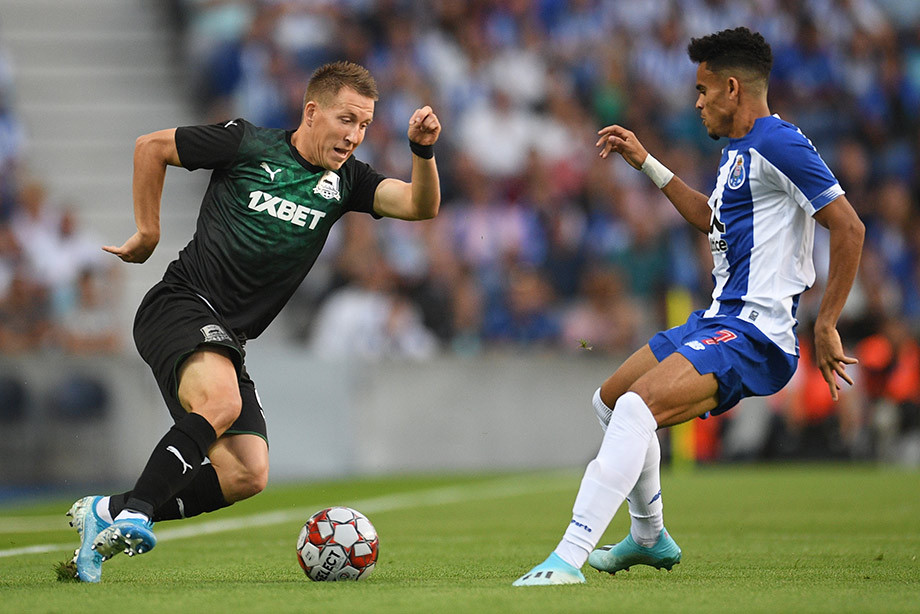 Футболисты россии знаменитые. Рен тв представляет рен. Почему не показывает матч. Матч тв. Футболист который забивает с середины поля.