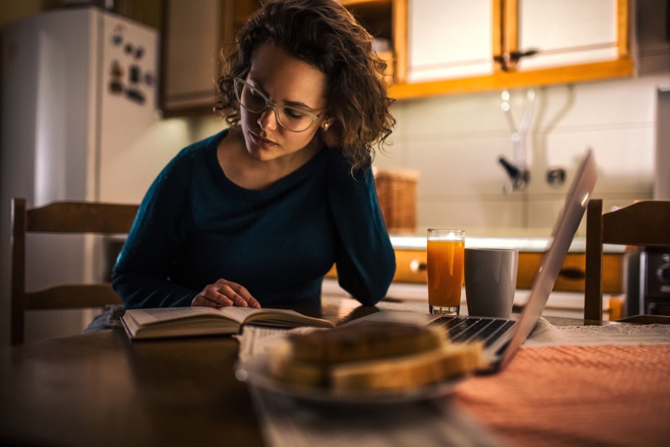 От чтения портится зрение. Причины нарушения остроты зрения. Ребенок в темноте. Чтение в темноте ухудшает зрение. Портрет с настольной лампой.