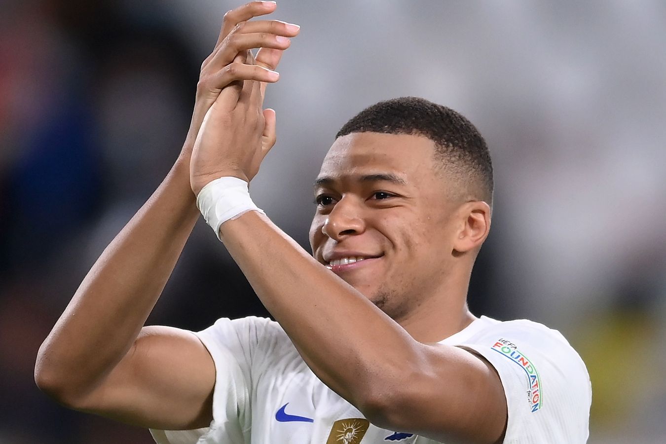 Мбаппе гол аталанте. Мбаппе. Kylian Mbappe. Килиан Мбаппе лысый. V,FGT.