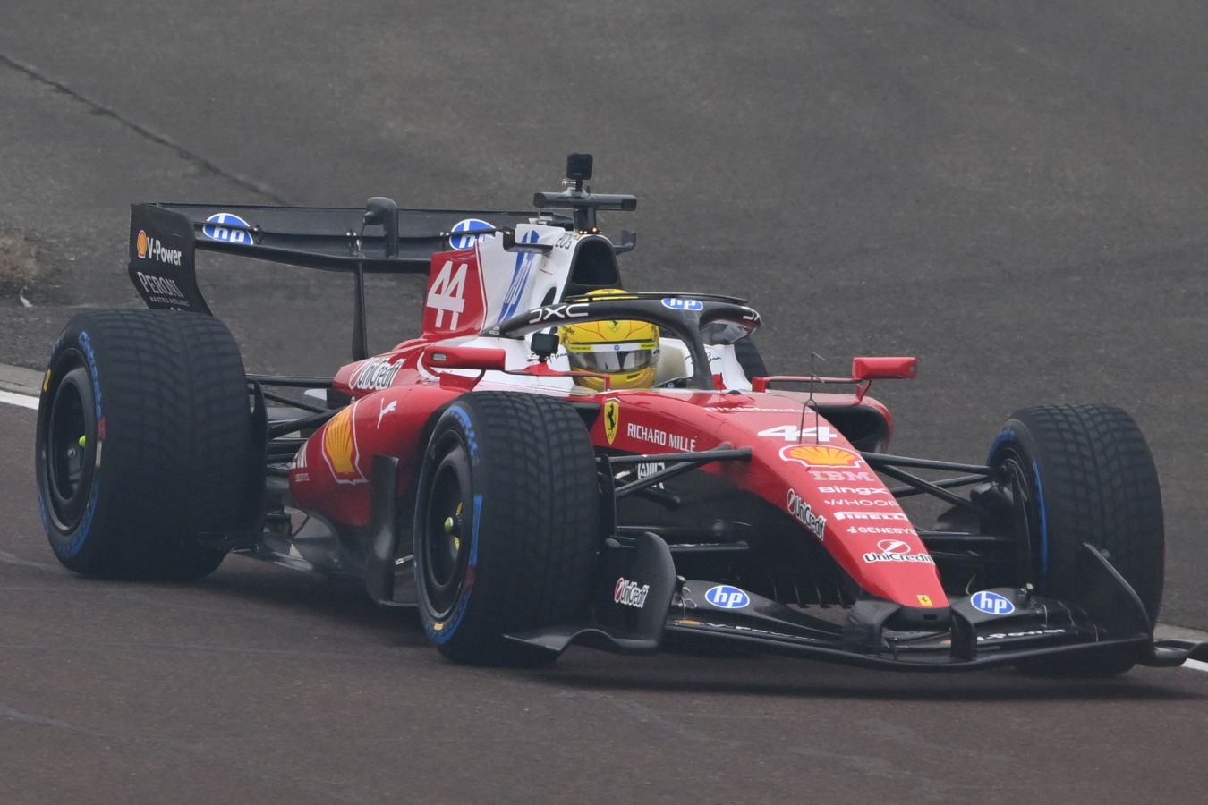 novyj-bolid-ferrari-vstal-na-trasse-v-ma