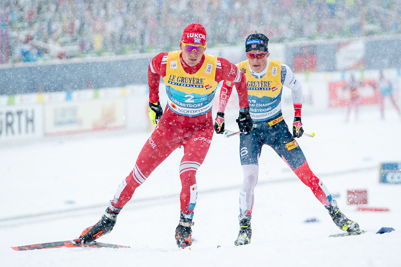 Масс старт 50 км мужчины. Клебо и Большунов. Клебо лыжник. Большунов на финише лыжные гонки. Масс старт лыжи.