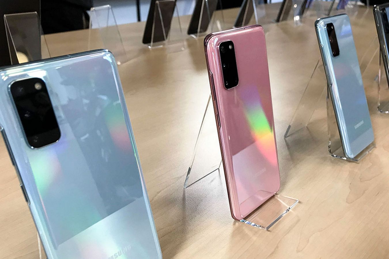 Самый последний самсунг 2025. Samsung Galaxy s20 флагман. Самсунг галакси s20 раскладной. Samsung Galaxy s20 2020. Samsung Phone 2020.