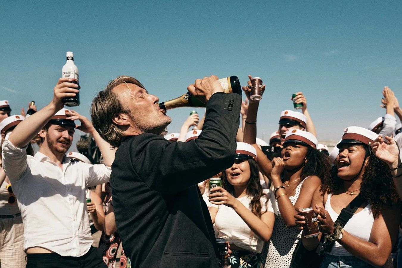 Напитки на борту самолета. Водохлеб картинка. Чистая вода. Стакан с водой в самолёт. Алкоголь в самолете.