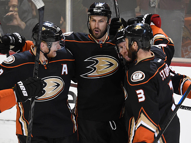 чикаго блэкхокс перри. чикаго блэкхокс анахайм дакс. чикаго блэкхокс анахайм дакс. 05. новая форма анахайм дакс.