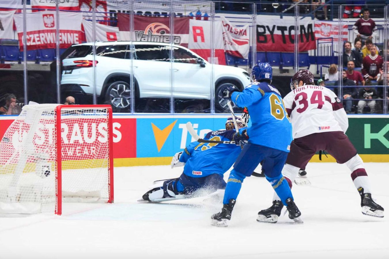 Организаторы чемпионата мира по хоккею убрали флаг Украины на матче Латвия - Казахстан