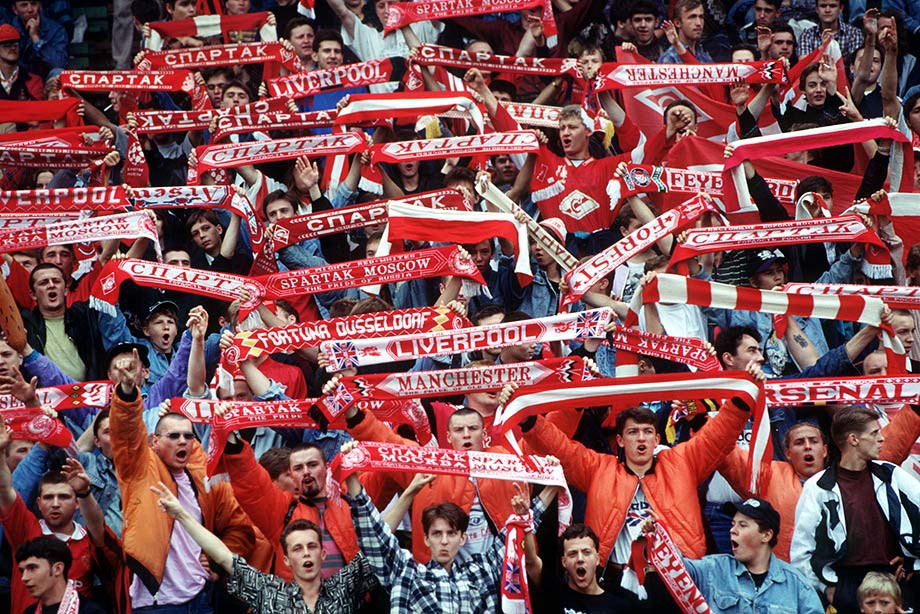 болельщики на трибунах с шарфами