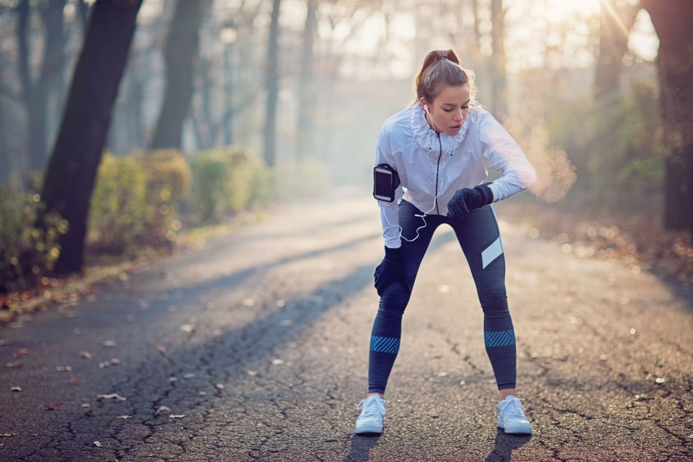 Беги прочь / run away. Look at her she running it. Спортивная пара на пробежке. Look at her she running it. Бег по стене.
