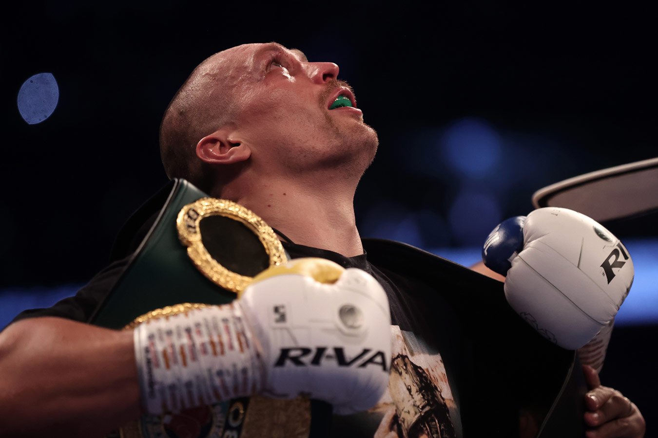 Александр Усик получил выигранные чемпионские пояса супертяжёлого веса ...