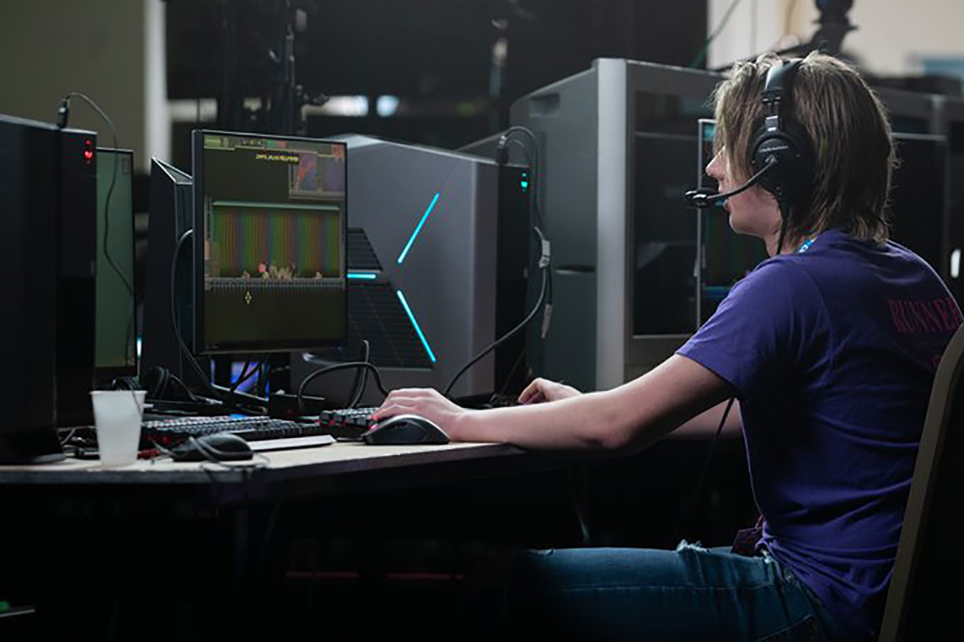 Киберспорт будущего. Awesome games done quick. Геймеры в воде. Игрок в компьютерные игры. Киберспортивный турнир в школе.