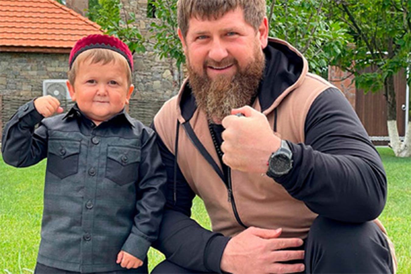 Чеченский маленький. Хасбик и Рамзан Кадыров. Рамзан Кадыров с хасбиком. Магомед хасбик. Хасбулла Магомедов хасбик.