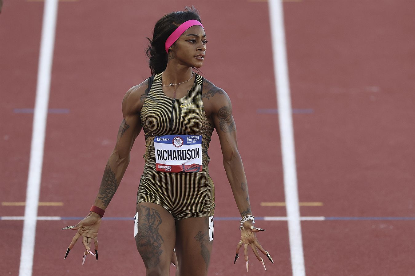 Ша'Карри Ричардсон выиграла забег на чемпионате США с развязанными ...