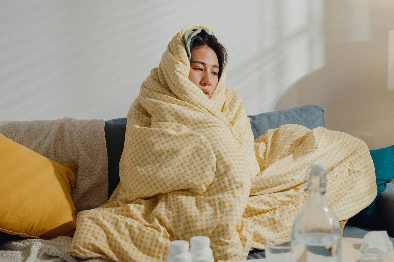 Долгая простуда. Затяжная простуда. Больной в одеяле картинка. Затянувшаяся простуда что принимать.