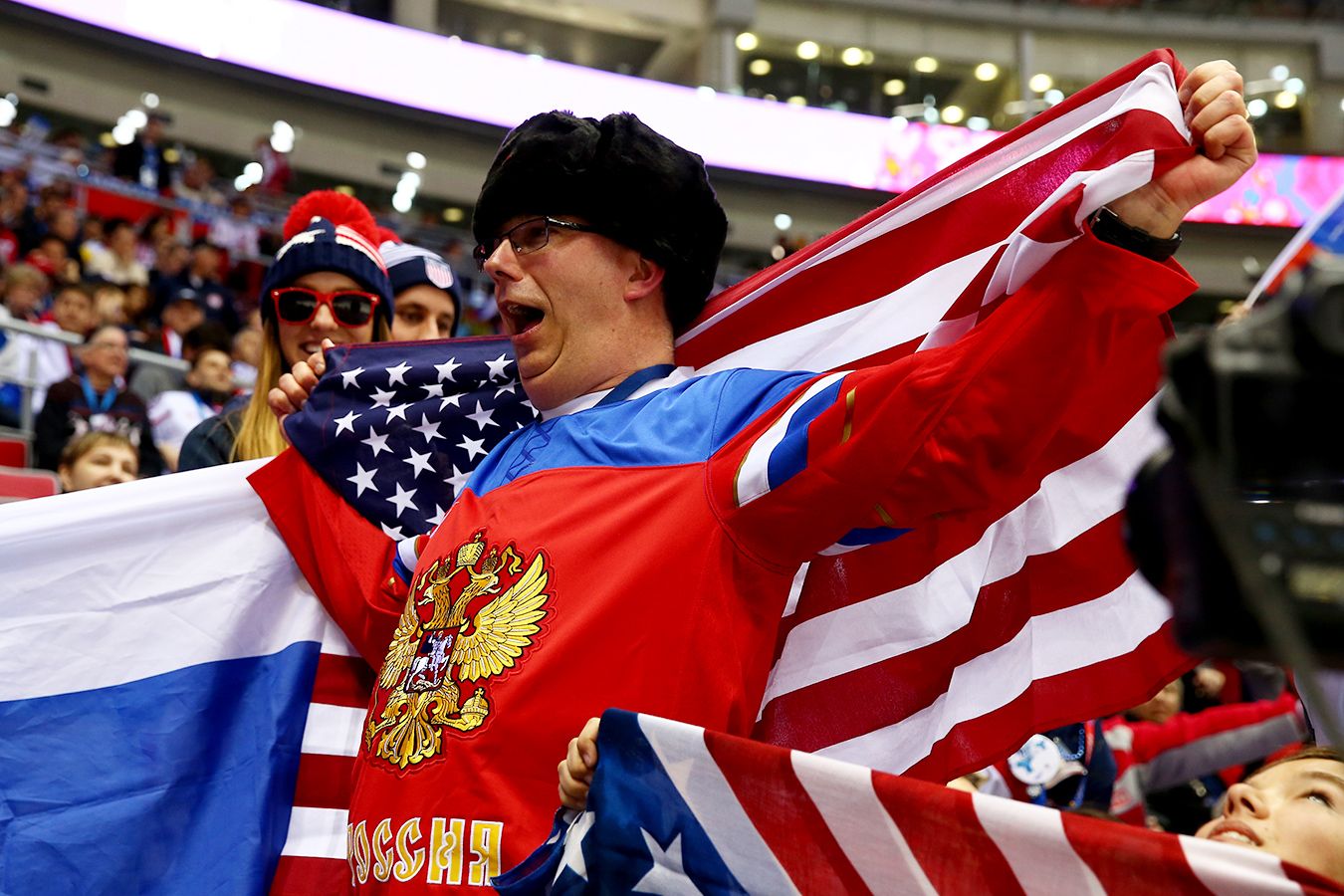 Америка в контакте. Американцы с русским флагом. Американцы и россияне. Россия и США. Американские люди.