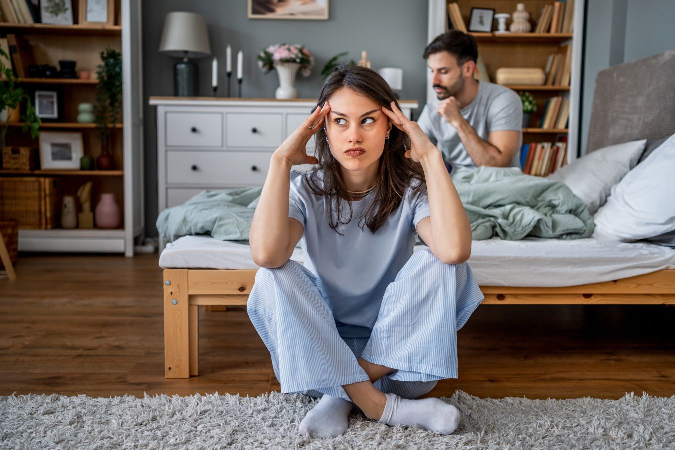 Доверие в отношениях: почему контроль телефона партнёра — это симптом, а не решение