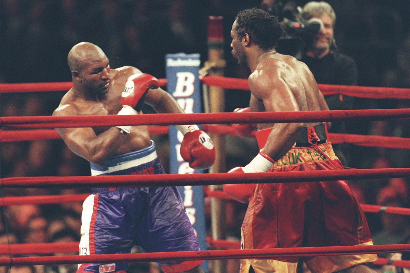 Итальянка бокс париж. Леннокс Льюис Холифилд. Lennox Lewis Evander Holyfield. Леннокс Льюис в ринге