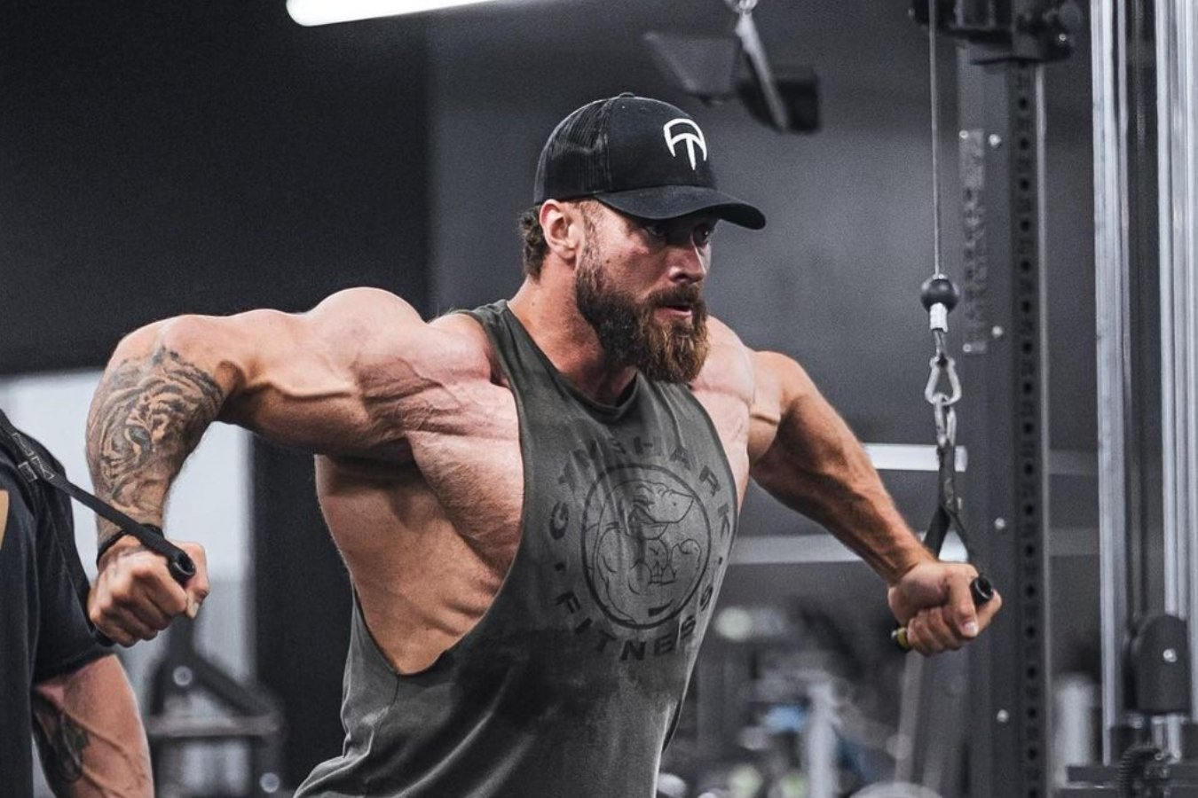 Бывать профессиональный. Бодибилдер Chris Bumstead. Крис Бамстед в кепке. Крис батстед бодибилдер. Крис Бамстед трицепс.