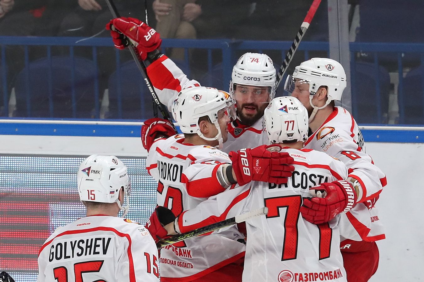 автомобилист локомотив счет. мейсек брукс автомобилист. автомобилист локомотив счет. хоккеисты кхл. крылья советов хоккей локомотив нейросеть.