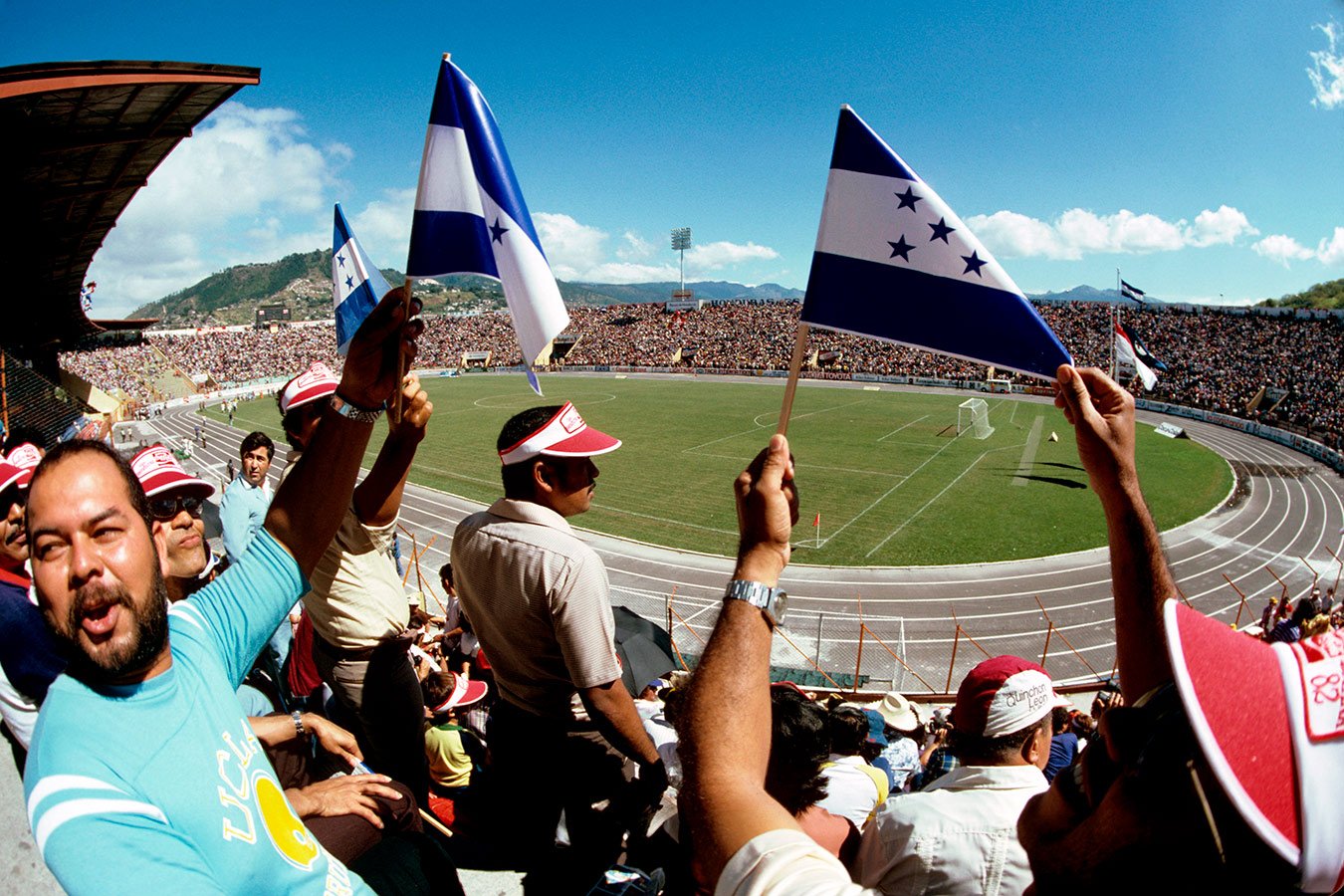 Кубок америки история. World Cup 2010 Fans. Знойные бразильские красотки дали жару на Кубке Америки по футболу-2019. Chempioni Africa po Futbolum storiya 2008 2010.