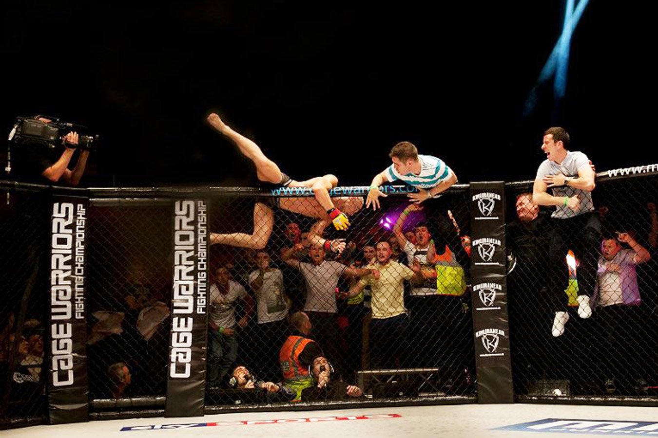 Конор макгрегор победит хабиба. Конор макгрегор cage warriors. прыжок хабиба из клетки.