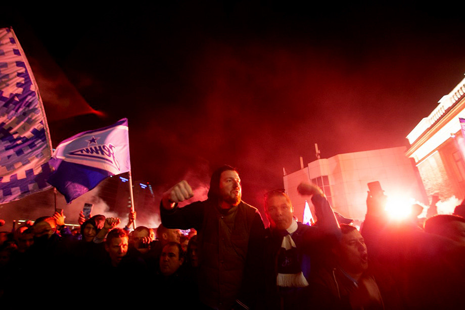 Фанаты костюмы. Фанат встретил. Зенит встреча с болельщиками. Фанат встретил. Фанат встретил.