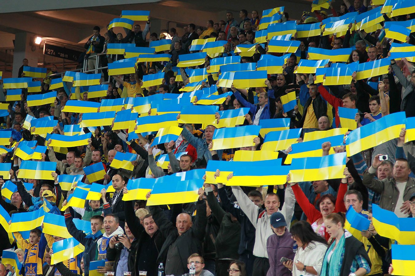 Почему украинский флаг. Флаг Украины. Украинский флаг в Москве. Цвета Украины. Виды флагов Украины.