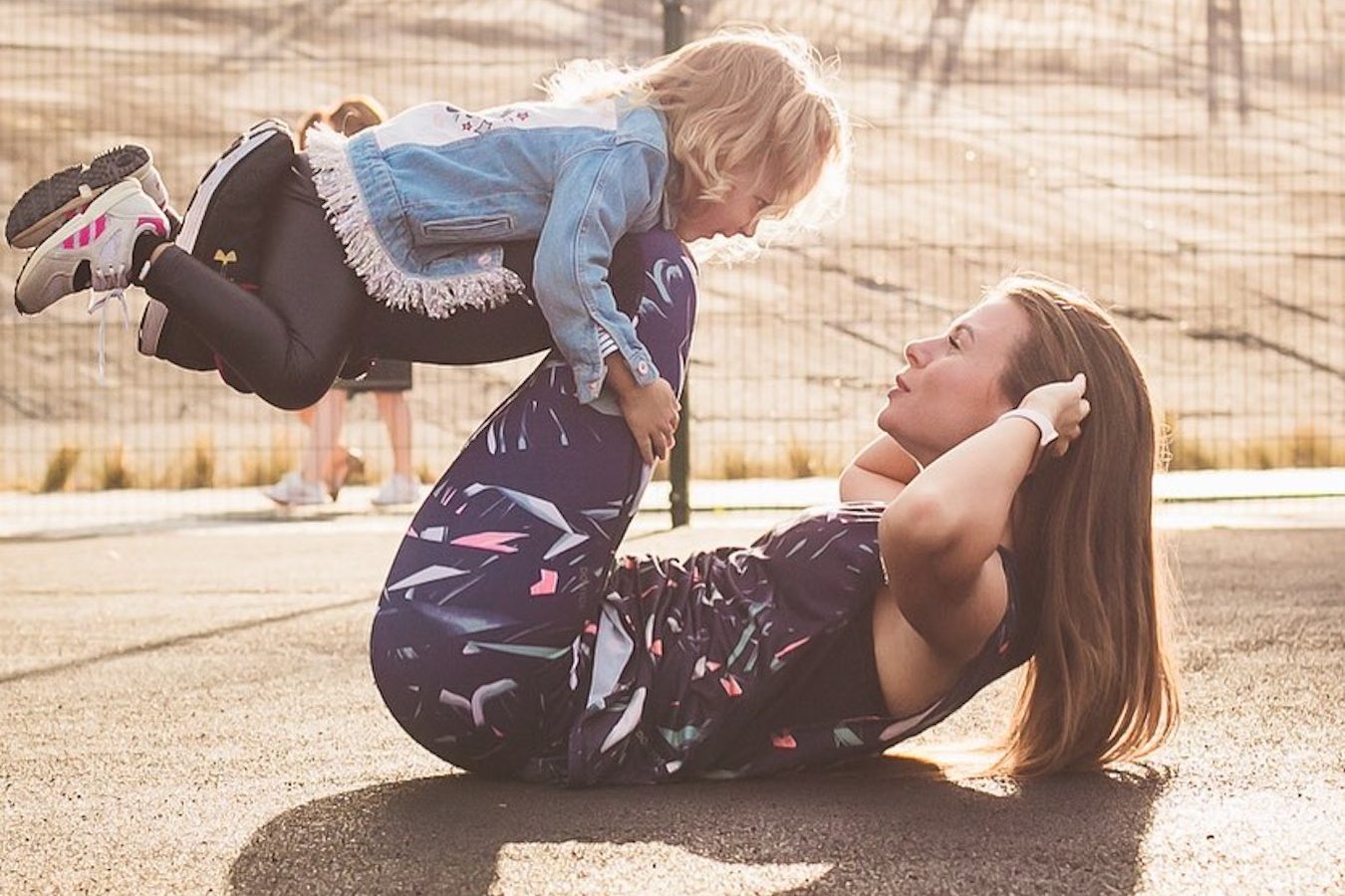 Мамашка ролик. Фитнес упражнения с ребенком на руках. Спортивная мама. Фитнес упражнения для мамы с ребенком. Мама и ребенок спорт.