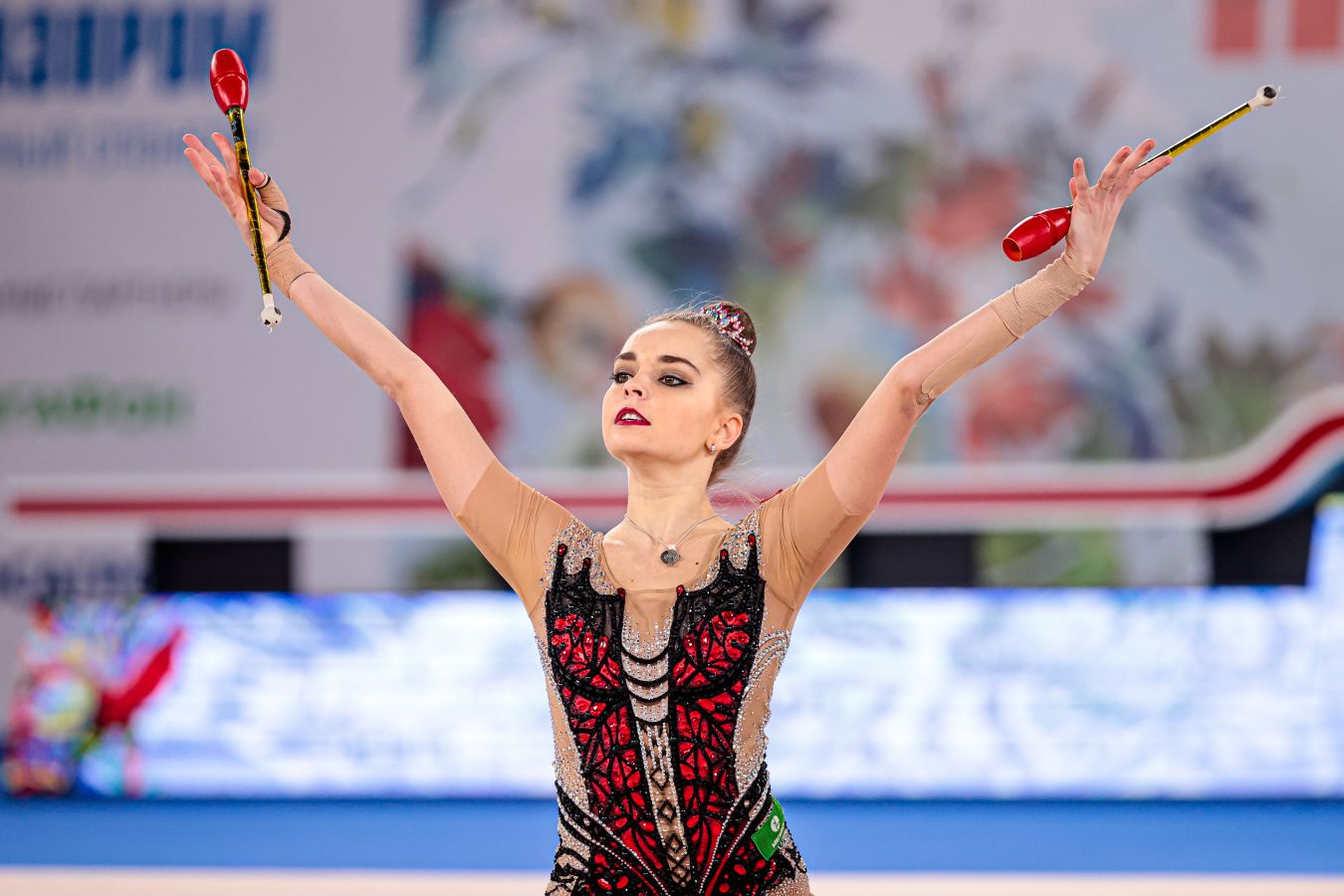 Арина Аверина обруч золотой