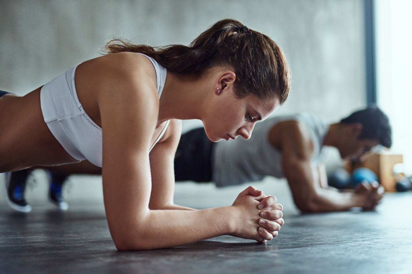 Два эффективных упражнения. Пилатес занятия. Спортивные упражнения. Упражнение на четвереньках для похудения. Берпи с выпрыгиванием.