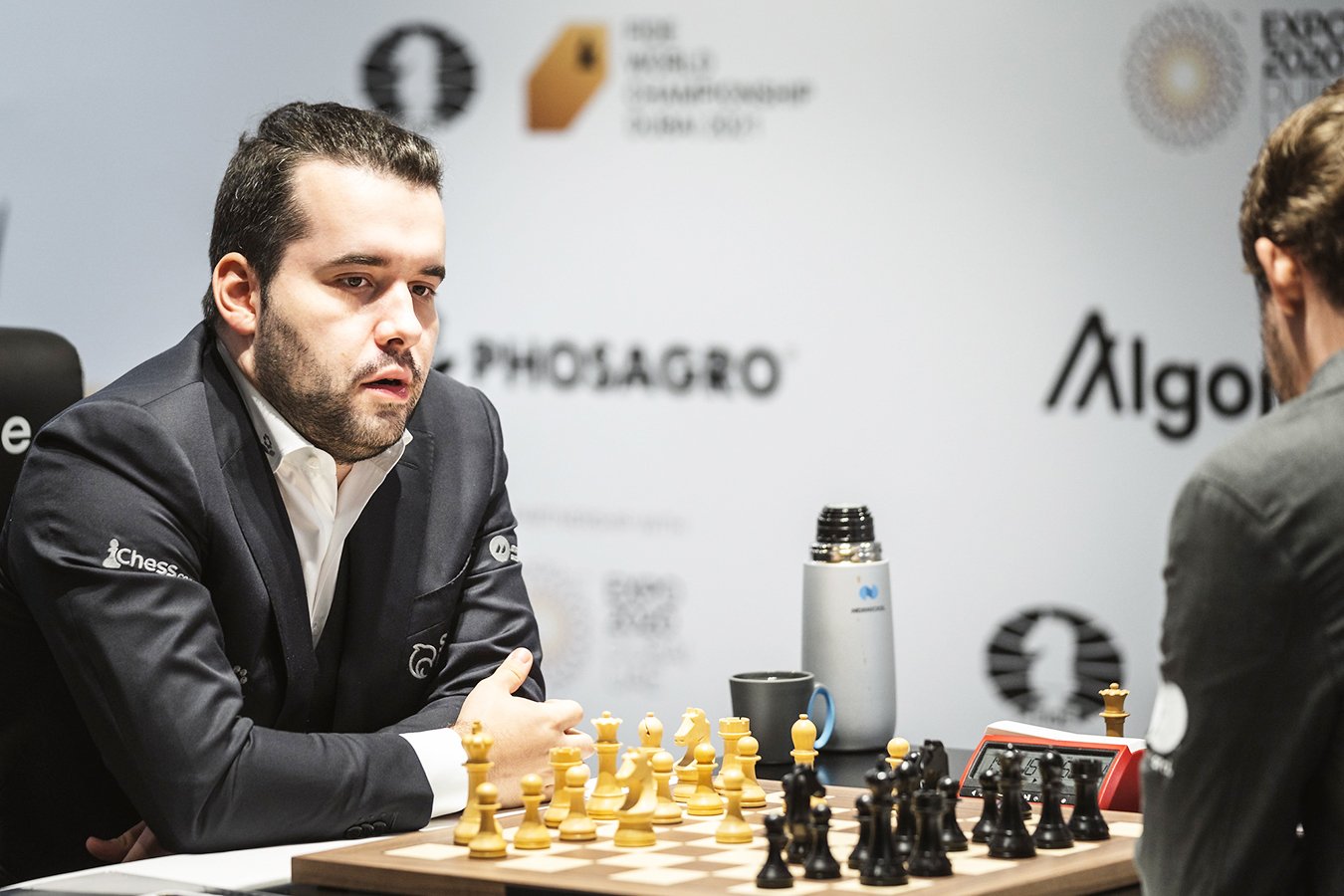 Непомнящий против карлсена. Магнус непомнящий партия. Непомнящий против карлсена. Шахматы карлсен непомнящий. Магнус карлсен шахматист.